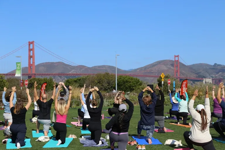 Yoga gratuito en Outpost Meadow · imagen del organizador